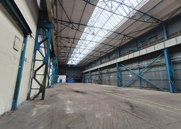 Veľká hala na prenájom-2500m2, 8t žeriav, železničná vlečka