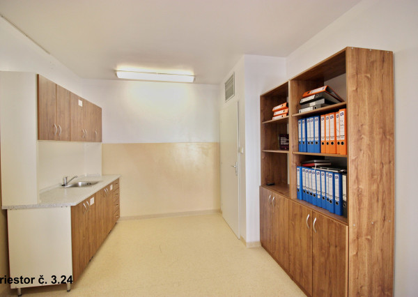 PRENÁJOM ambulancia/služby 36,10 m2, Piešťany, Winterova ul.