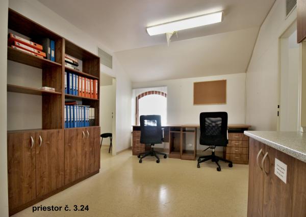 PRENÁJOM ambulancia/služby 36,10 m2, Piešťany, Winterova ul.