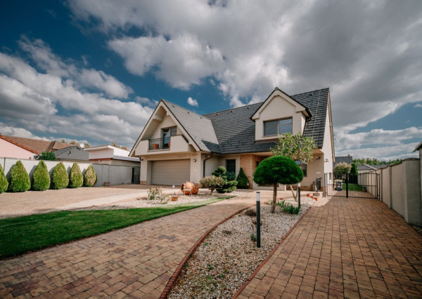 Na predaj exkluzívny 7-izbový rodinný dom s bazénom v meste Senica, ul. Rovenská.