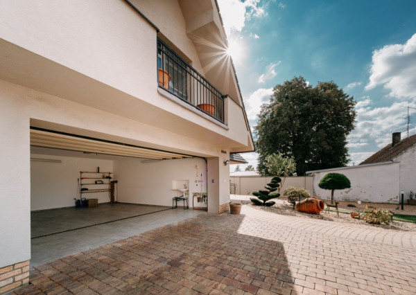 Na predaj exkluzívny 7-izbový rodinný dom s bazénom v meste Senica, ul. Rovenská.