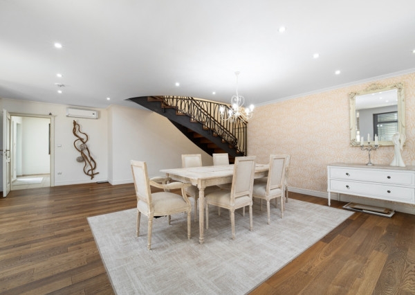 Na predaj exkluzívny 7-izbový rodinný dom s bazénom v meste Senica, ul. Rovenská.