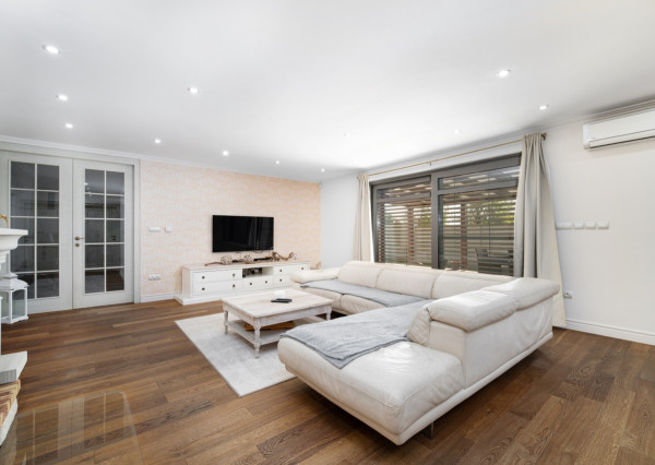 Na predaj exkluzívny 7-izbový rodinný dom s bazénom v meste Senica, ul. Rovenská.