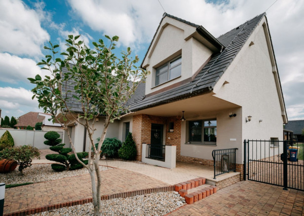 Na predaj exkluzívny 7-izbový rodinný dom s bazénom v meste Senica, ul. Rovenská.