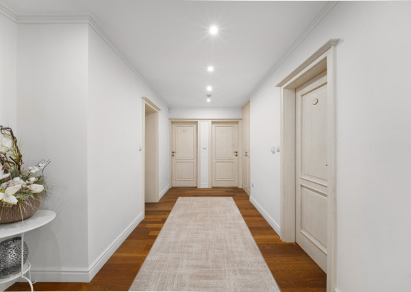 Na predaj exkluzívny 7-izbový rodinný dom s bazénom v meste Senica, ul. Rovenská.