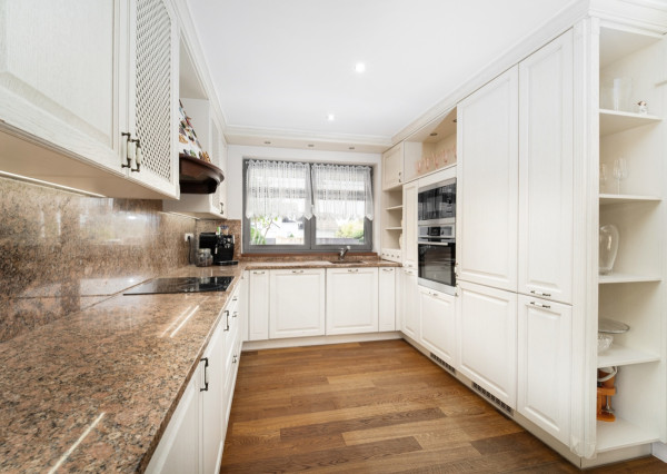 Na predaj exkluzívny 7-izbový rodinný dom s bazénom v meste Senica, ul. Rovenská.