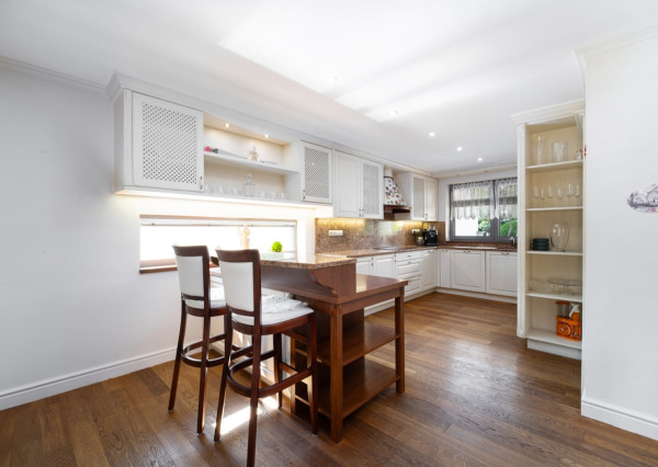 Na predaj exkluzívny 7-izbový rodinný dom s bazénom v meste Senica, ul. Rovenská.