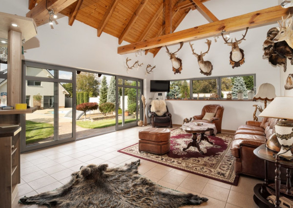 Na predaj exkluzívny 7-izbový rodinný dom s bazénom v meste Senica, ul. Rovenská.