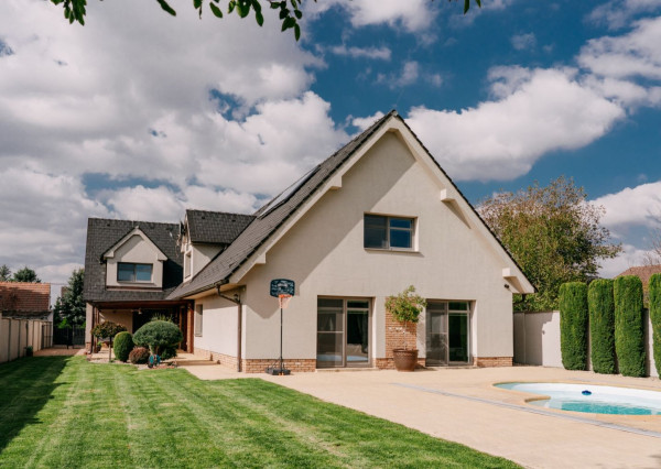 Na predaj exkluzívny 7-izbový rodinný dom s bazénom v meste Senica, ul. Rovenská.