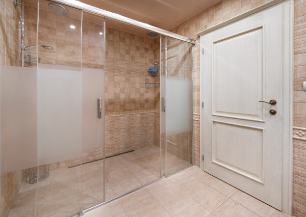 Na predaj exkluzívny 7-izbový rodinný dom s bazénom v meste Senica, ul. Rovenská.