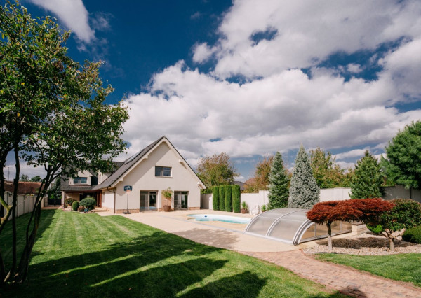 Na predaj exkluzívny 7-izbový rodinný dom s bazénom v meste Senica, ul. Rovenská.