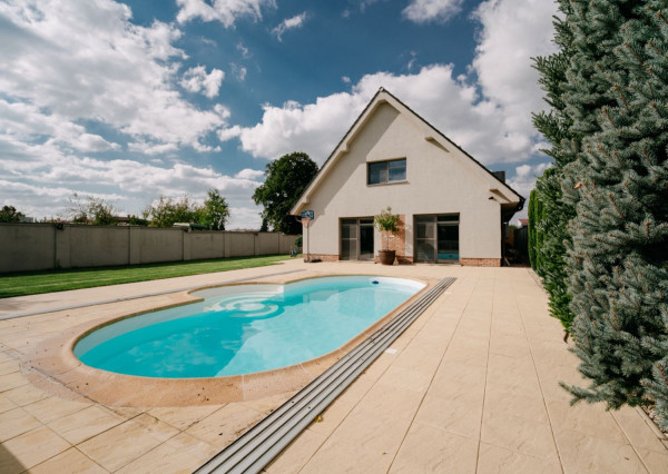 Na predaj exkluzívny 7-izbový rodinný dom s bazénom v meste Senica, ul. Rovenská.