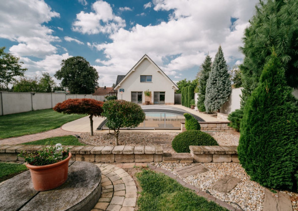 Na predaj exkluzívny 7-izbový rodinný dom s bazénom v meste Senica, ul. Rovenská.