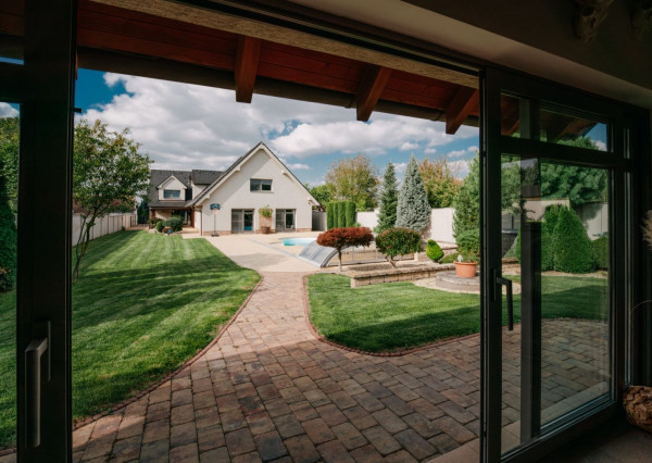 Na predaj exkluzívny 7-izbový rodinný dom s bazénom v meste Senica, ul. Rovenská.