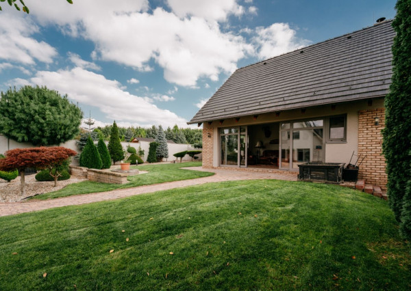 Na predaj exkluzívny 7-izbový rodinný dom s bazénom v meste Senica, ul. Rovenská.