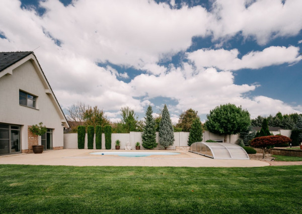 Na predaj exkluzívny 7-izbový rodinný dom s bazénom v meste Senica, ul. Rovenská.