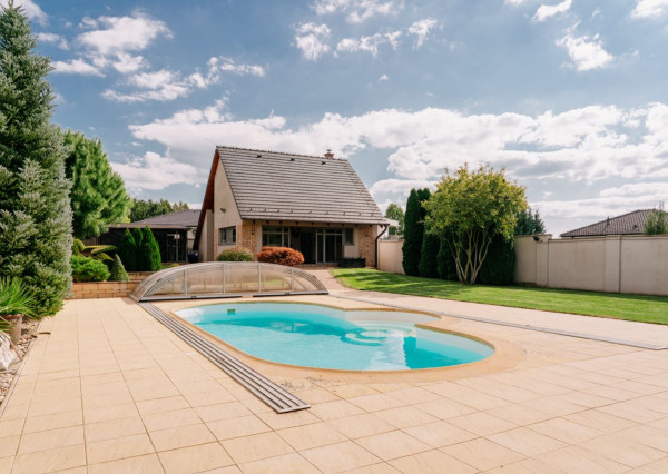 Na predaj exkluzívny 7-izbový rodinný dom s bazénom v meste Senica, ul. Rovenská.