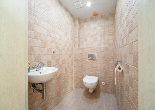 Na predaj exkluzívny 7-izbový rodinný dom s bazénom v meste Senica, ul. Rovenská.