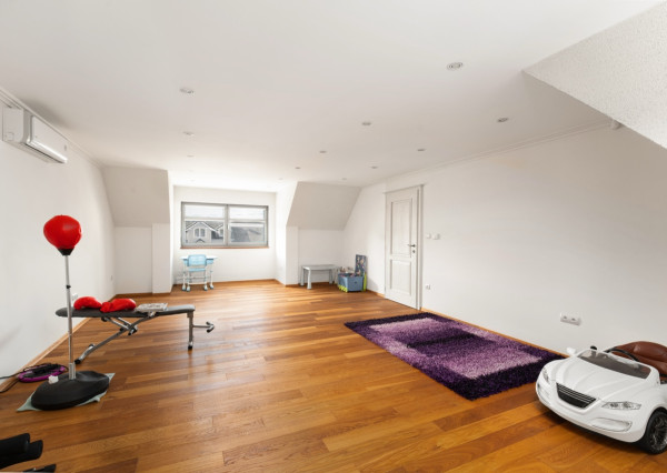 Na predaj exkluzívny 7-izbový rodinný dom s bazénom v meste Senica, ul. Rovenská.