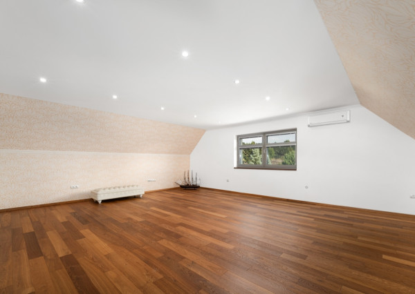 Na predaj exkluzívny 7-izbový rodinný dom s bazénom v meste Senica, ul. Rovenská.