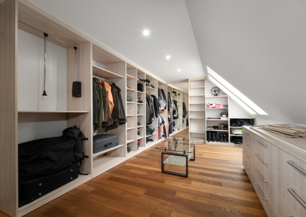 Na predaj exkluzívny 7-izbový rodinný dom s bazénom v meste Senica, ul. Rovenská.