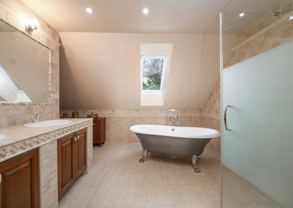 Na predaj exkluzívny 7-izbový rodinný dom s bazénom v meste Senica, ul. Rovenská.