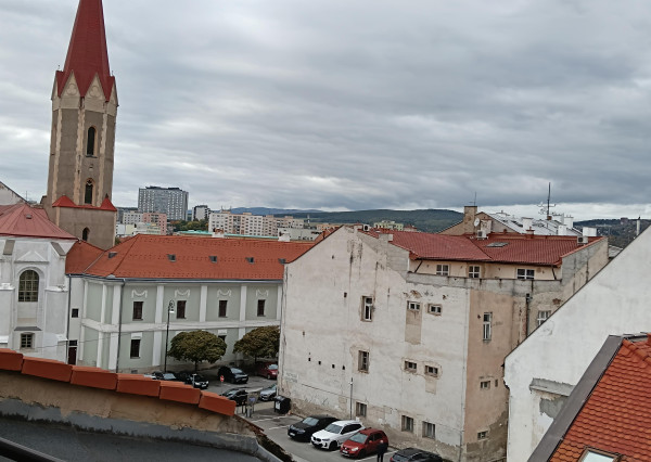 3i byt v historickom centre Košíc s terasou - pôvodný stav