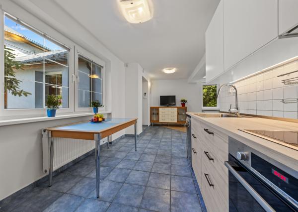 Predaj priestranného 4 izbového rodinného domu s bazénom na Kolibe