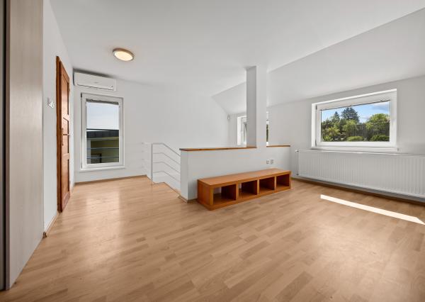 Predaj priestranného 4 izbového rodinného domu s bazénom na Kolibe