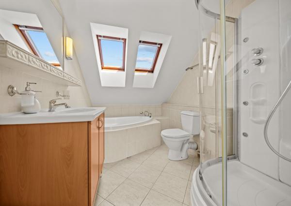 Predaj priestranného 4 izbového rodinného domu s bazénom na Kolibe