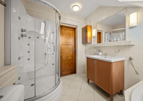 Predaj priestranného 4 izbového rodinného domu s bazénom na Kolibe