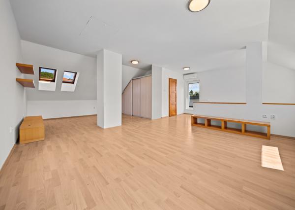 Predaj priestranného 4 izbového rodinného domu s bazénom na Kolibe