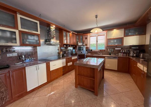 Na predaj 5-izbový rodinný dom s veľkorysou záhradou a bazénom v Podunajských Biskupiciach