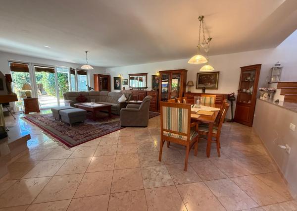 Na predaj 5-izbový rodinný dom s veľkorysou záhradou a bazénom v Podunajských Biskupiciach