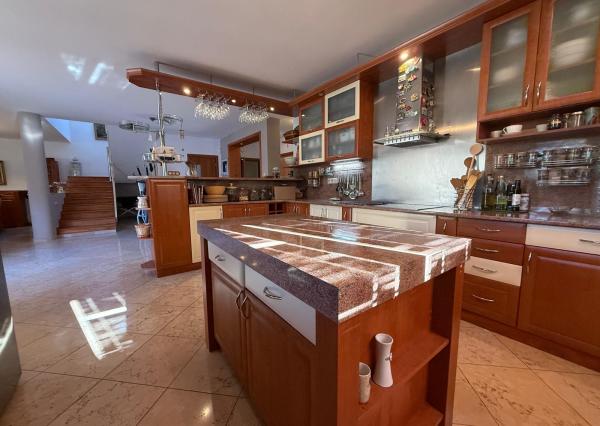 Na predaj 5-izbový rodinný dom s veľkorysou záhradou a bazénom v Podunajských Biskupiciach