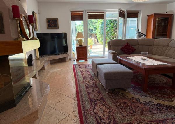 Na predaj 5-izbový rodinný dom s veľkorysou záhradou a bazénom v Podunajských Biskupiciach