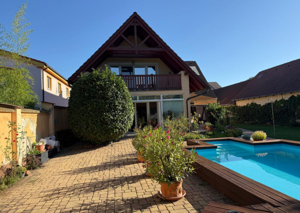 Na predaj 5-izbový rodinný dom s veľkorysou záhradou a bazénom v Podunajských Biskupiciach