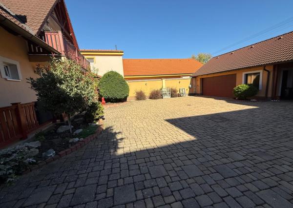 Na predaj 5-izbový rodinný dom s veľkorysou záhradou a bazénom v Podunajských Biskupiciach