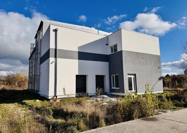 NA PREDAJ: Moderná komerčná budova vo fáze finalizácie – Senica.