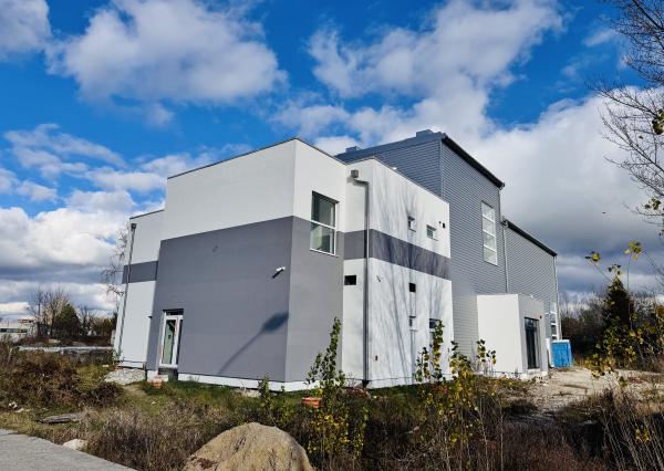 NA PREDAJ: Moderná komerčná budova vo fáze finalizácie – Senica.