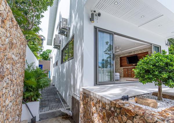 Luxusná 4-izbová vila z travertínu na predaj v Chaweng Noi, Koh Samui