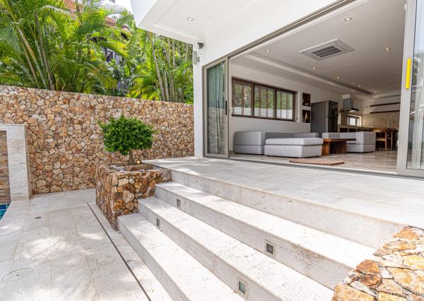 Luxusná 4-izbová vila z travertínu na predaj v Chaweng Noi, Koh Samui