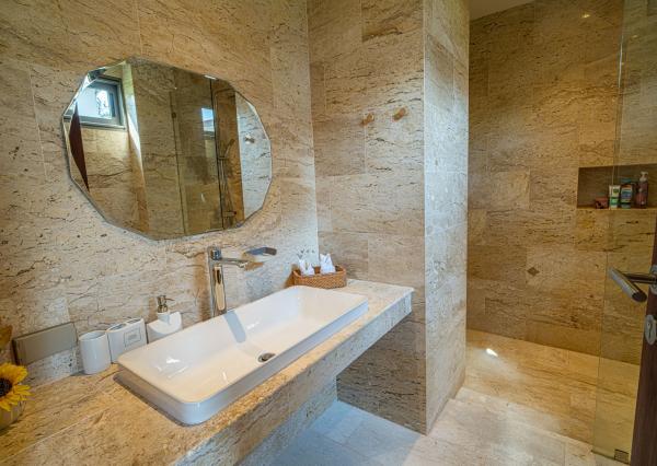 Luxusná 4-izbová vila z travertínu na predaj v Chaweng Noi, Koh Samui