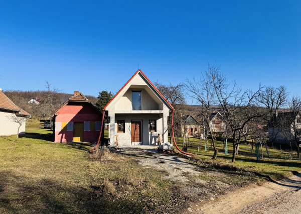 Na predaj rozostavaná poschodová vinohradnícka chatka v okrese Skalica – Radošovské vinohrady.