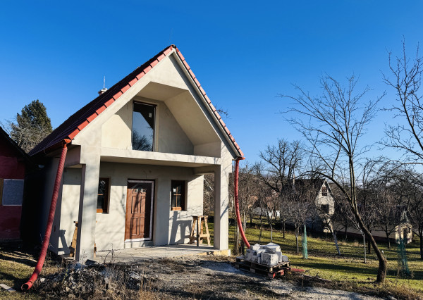 Na predaj rozostavaná poschodová vinohradnícka chatka v okrese Skalica – Radošovské vinohrady.