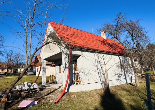 Na predaj rozostavaná poschodová vinohradnícka chatka v okrese Skalica – Radošovské vinohrady.