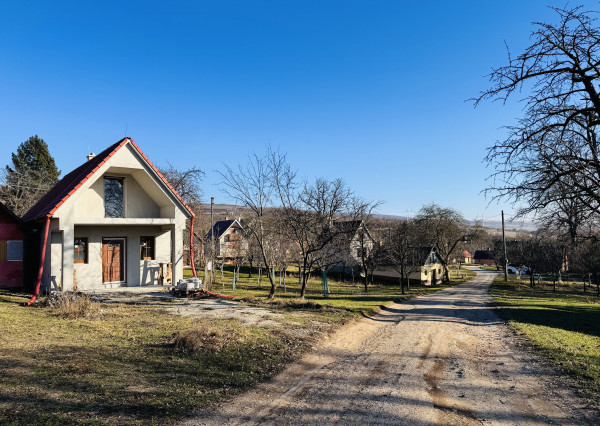 Na predaj rozostavaná poschodová vinohradnícka chatka v okrese Skalica – Radošovské vinohrady.