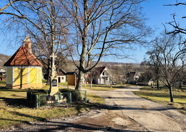 Na predaj rozostavaná poschodová vinohradnícka chatka v okrese Skalica – Radošovské vinohrady.