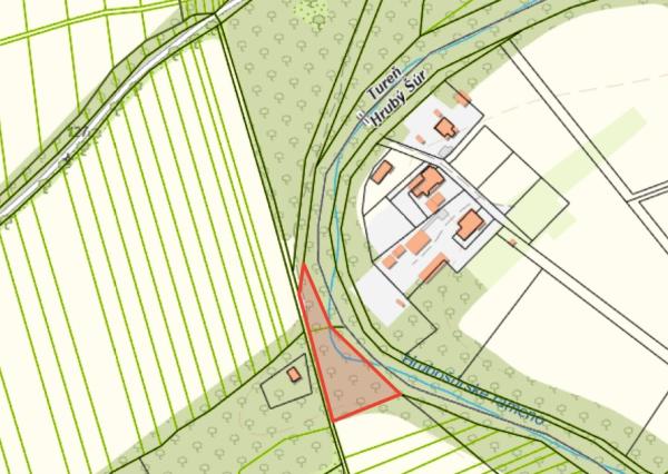 Pozemok pri potoku s atmosférou prírody – Tureň