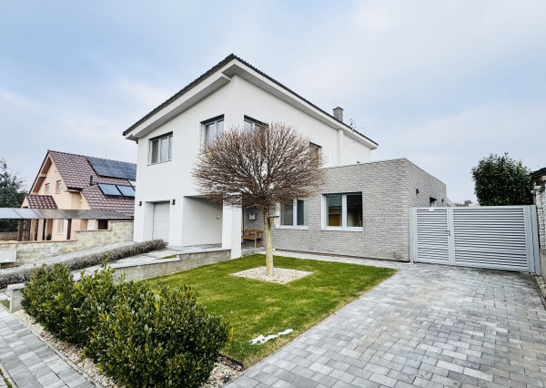 Moderný 5-izbový dom s bazénom a garážou.